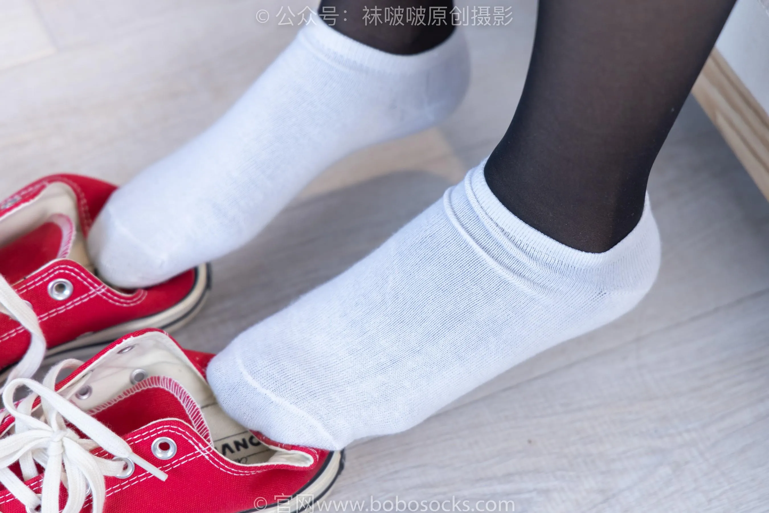 [BoBoSocks袜啵啵]NO.208 小沫-红色匡威板鞋、短筒白棉袜、黑丝[24] [45P]插图5